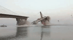 印度耗资百亿卢比的大桥又塌了 现场目击者拍下坍塌画面