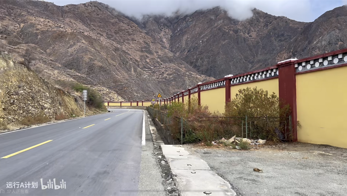 云南一雪山景区国道旁修围墙 游客须到观景平台付费才可赏景 
