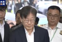 韩国最大在野党党首李在明遇袭 现场画面曝光