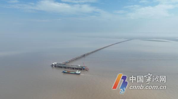 杭州湾跨海铁路大桥南岸资料渠道首艘船试泊成功