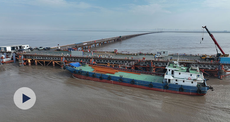 杭州湾跨海铁路大桥南岸材料平台首艘船试泊成功