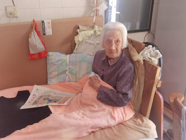 宁波这位105岁的婆婆爱看书：阅览之后 人变得神清气爽