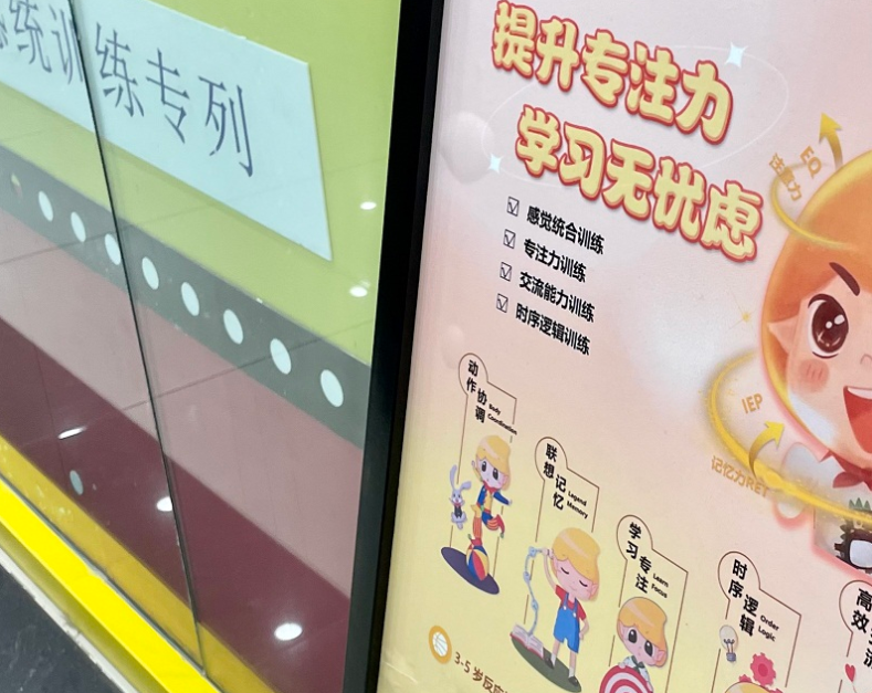 郑州城管严查遛狗未拴绳，发现就暂扣