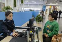 女诗人拒绝白宫节日派对邀请：还庆祝呢，我真惊讶