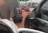 被奔驰车主砸瘪引擎盖 自驾奶奶女儿重申“没超载没插队”