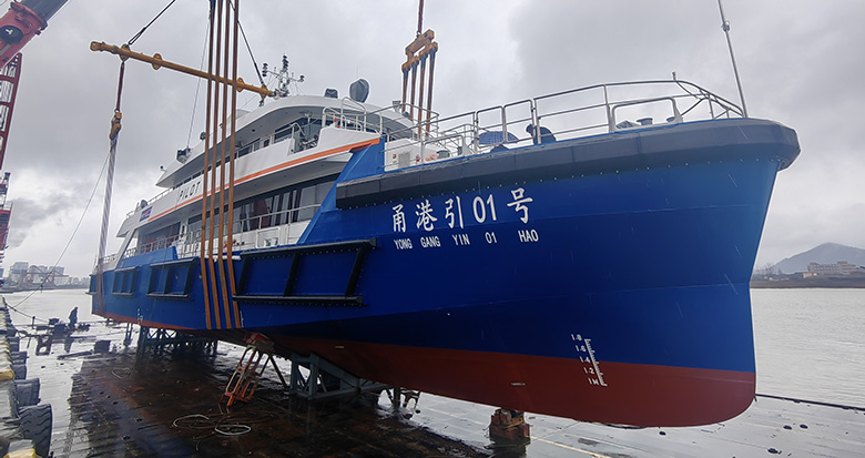 国内首艘40米长铝合金引航船吊装下水