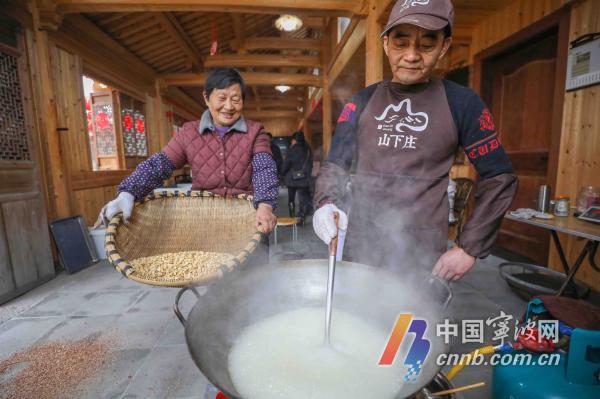 又香又脆的花生糖出炉 老街飘出地道味道