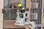 惊险！江北一高层建筑起火母女二人被困 消防员成功营救
