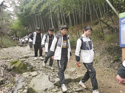 停课一天 宁波这所学校的900余名师生外出徒步15公里