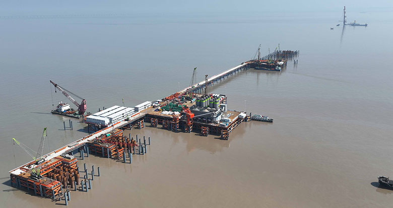 杭州湾跨海铁路大桥南航道桥首桩顺利浇筑