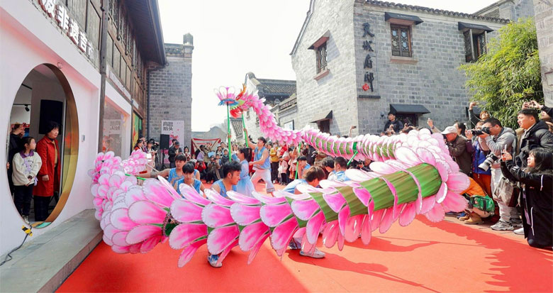 快来看!桃花龙亮相宁波非遗南塘馆