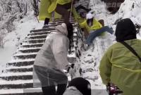 黄山大雪多人摔倒 有人头朝下滑落撞上护栏