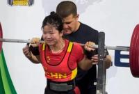 女博士郑晓萱火了：一边发顶刊 一边举重破纪录！