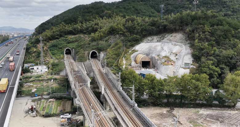 连接梅山港区 这条铁路专线首洞贯通