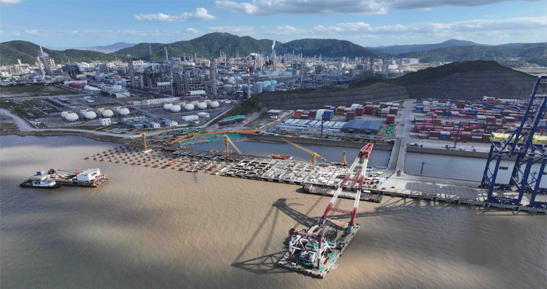 进度条刷新!大榭集装箱码头二期工程水下沉桩全面完成