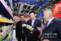 汤飞帆参加第八届中国国际进口博览会并参观部分展馆