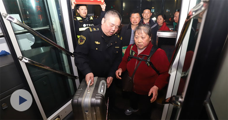 凌晨接驳公交让“夜归人”暖心返岗