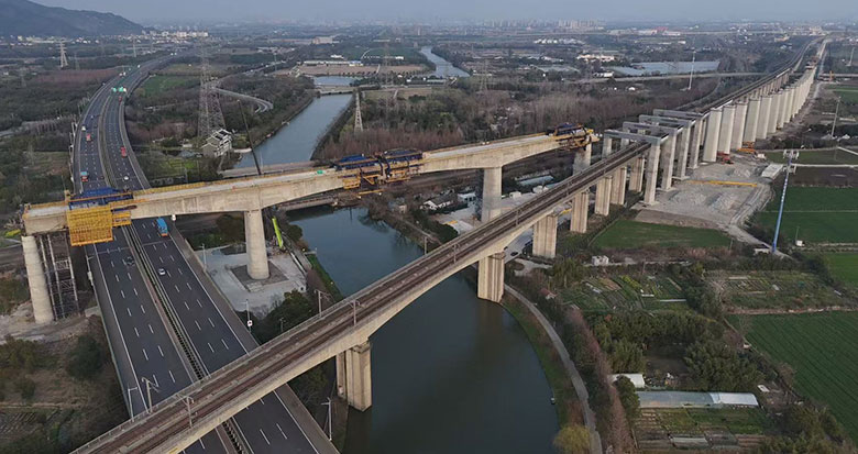 通甬高铁跨宁波绕城高速特大桥迎新进展
