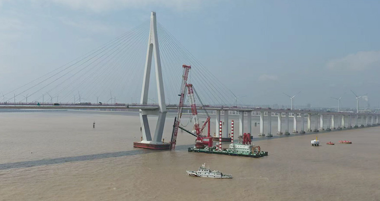 杭州湾跨海大桥防撞升级工程首桩顺利沉放入海