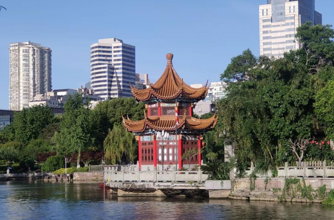 �º����ľ�ɫ