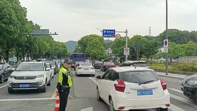 decec819-3c11-4e91-9431-1af86ea186d2size_w_640_h_360.gif