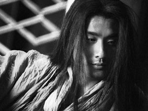 张国荣演的"西毒"与梁家辉演的"东邪"其实造型差不多