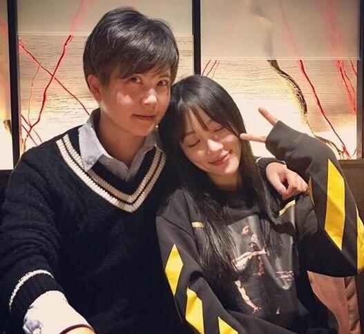 李小璐与《都是天使惹的祸》里的"二燕"合影