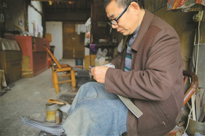 陈茂春打制的镴器居民生活中常见的老物件邱隘老街,就是如此.