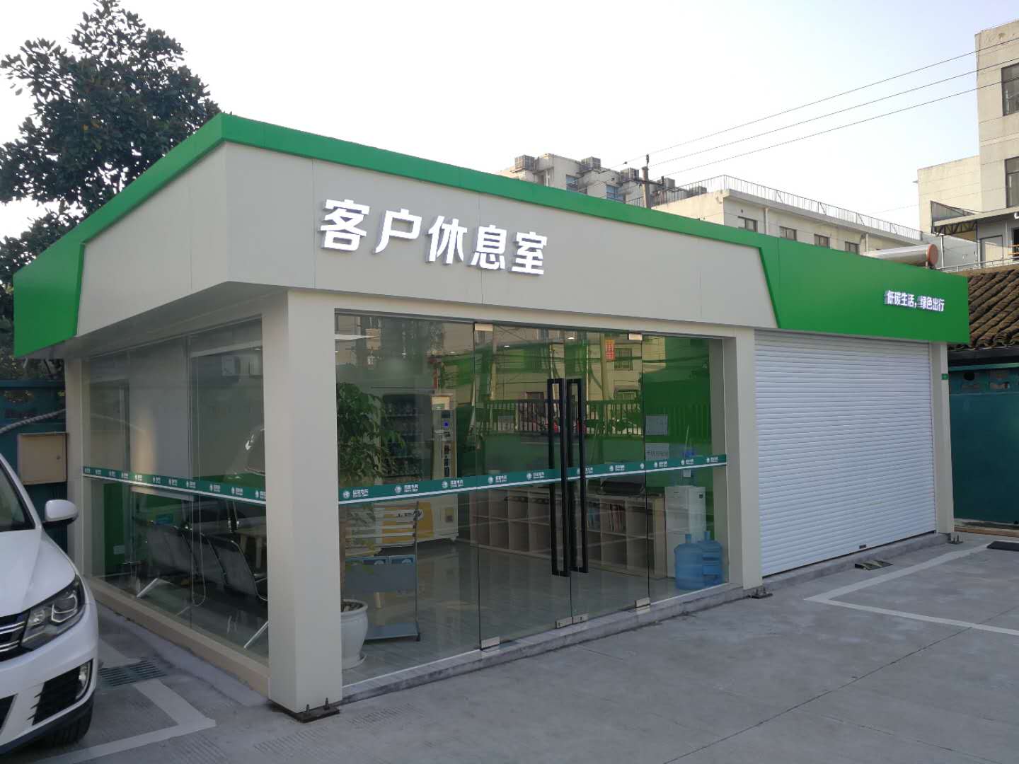 新闻中心 小哥说新闻   据了解,该充电站位于海曙区石碶街道石源路