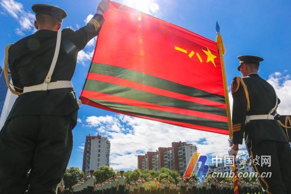 武警宁波支队举行退役士兵向军旗告别仪式