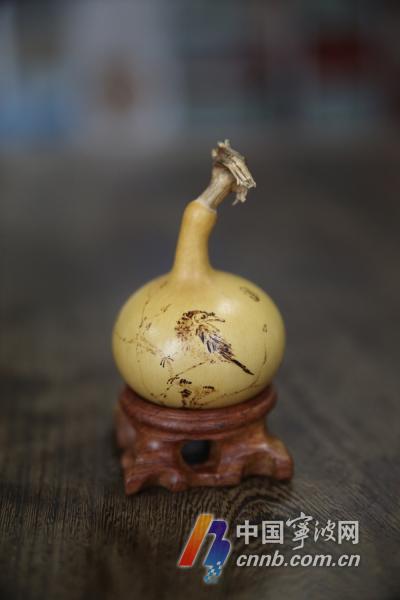 慈溪一名文玩爱好者情系手捻葫芦 还用电烙铁在上面作画-慈溪新闻网