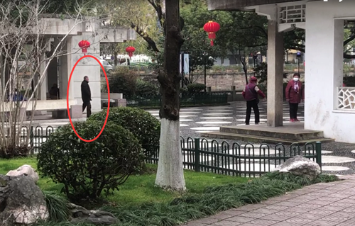 还有老人逛公园不戴口罩宅宅更健康啊