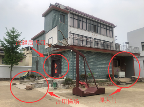 门前斜坡延伸到了篮球场内.(仇龙杰 摄)