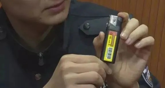 还有更隐蔽的偷拍方式   比如藏在鞋内侧的针孔摄像机&darr