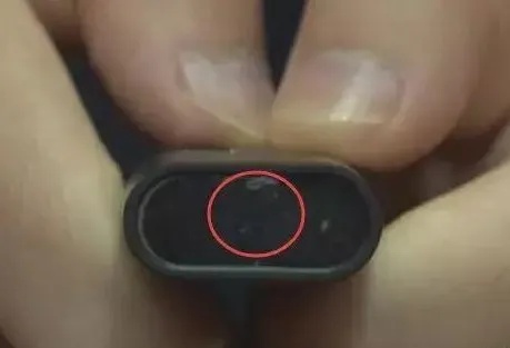 还有更隐蔽的偷拍方式   比如藏在鞋内侧的针孔摄像机&darr